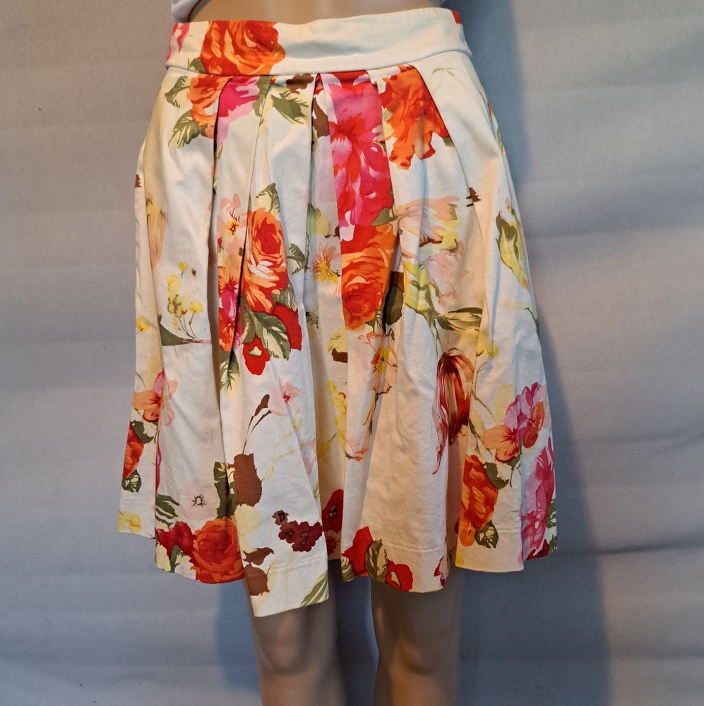 Sweet pleated floral skirt